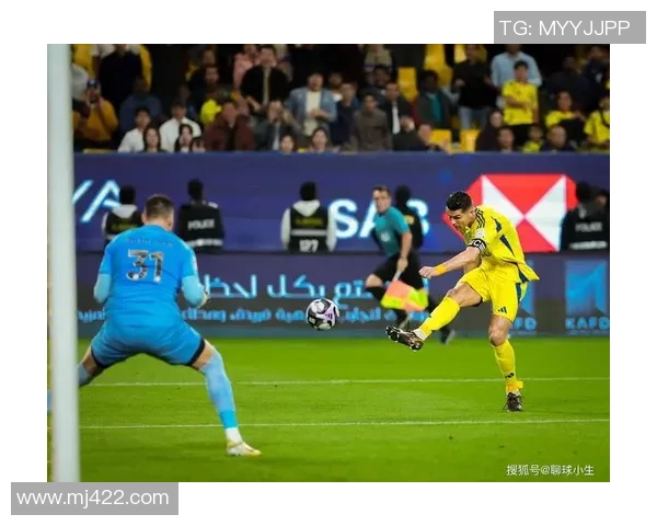 足球巨星经典瞬间回顾:那些难忘的历史时刻与珍贵照片合集